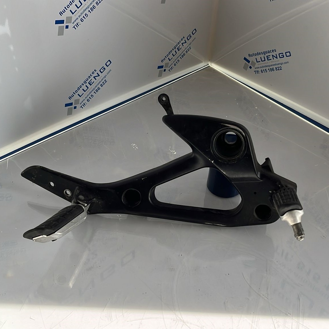 Soporte de estriberas (ambas incluidas) Honda Varadero XLV 1000 2003