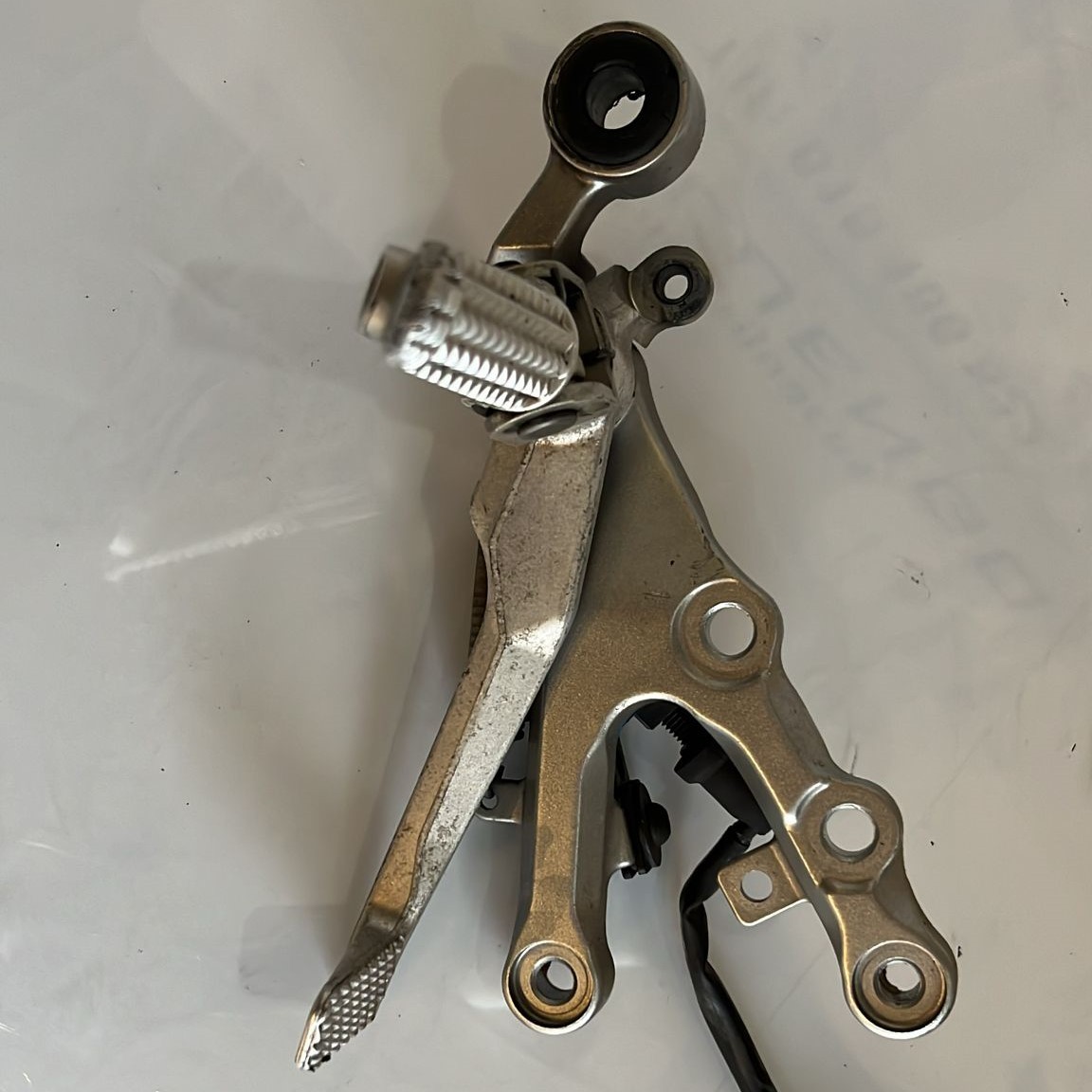 Estribera derecha Yamaha R6 2007