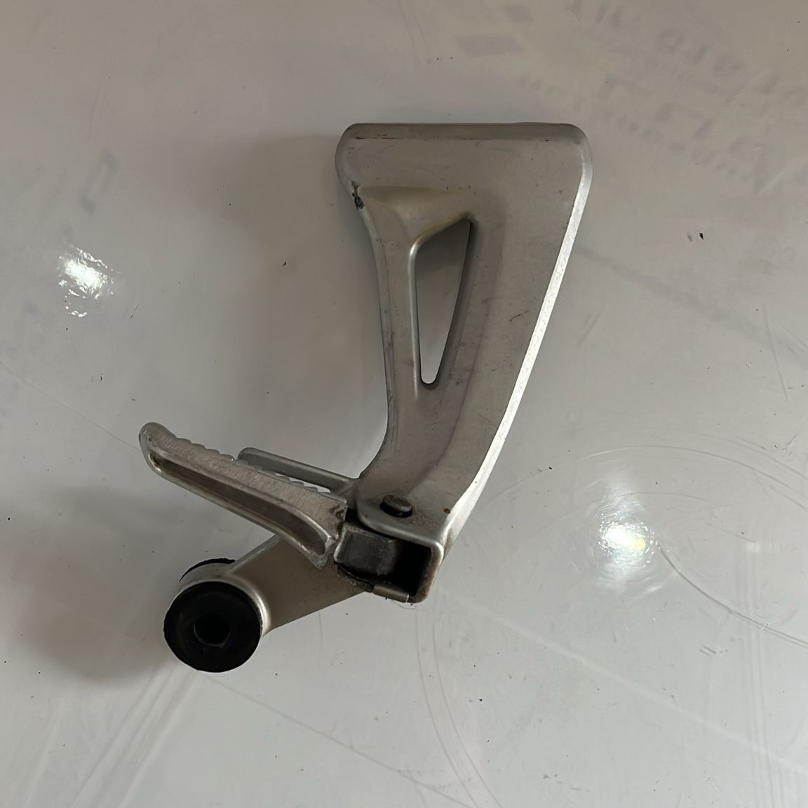 Estribera de pasajero lado derecho Suzuki SV 650 2002