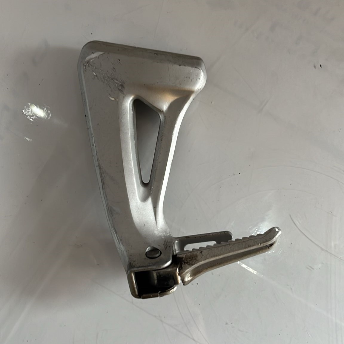 Estribera de pasajero lado izquierdo Suzuki SV 650 2002