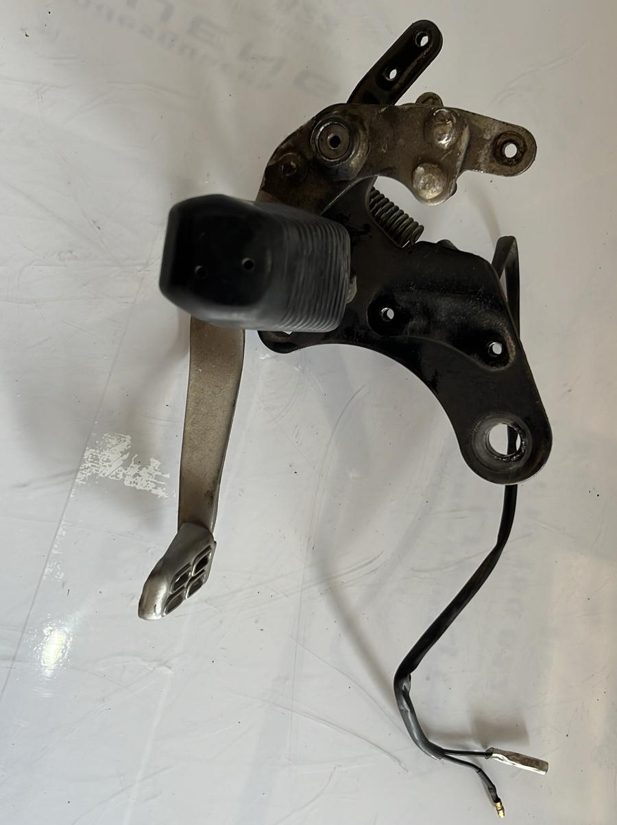 Estribera y pedal de freno Yamaha YS 125 2017