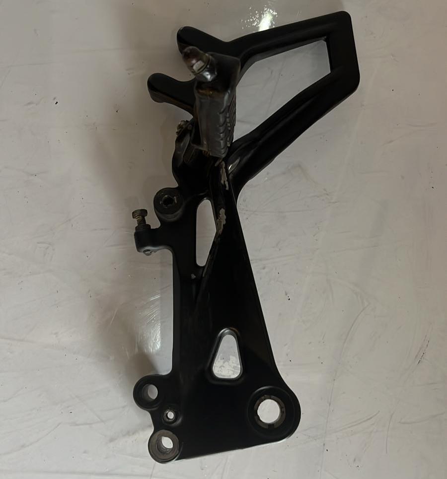 Estribera derecha con soporte KTM RC 125 2016