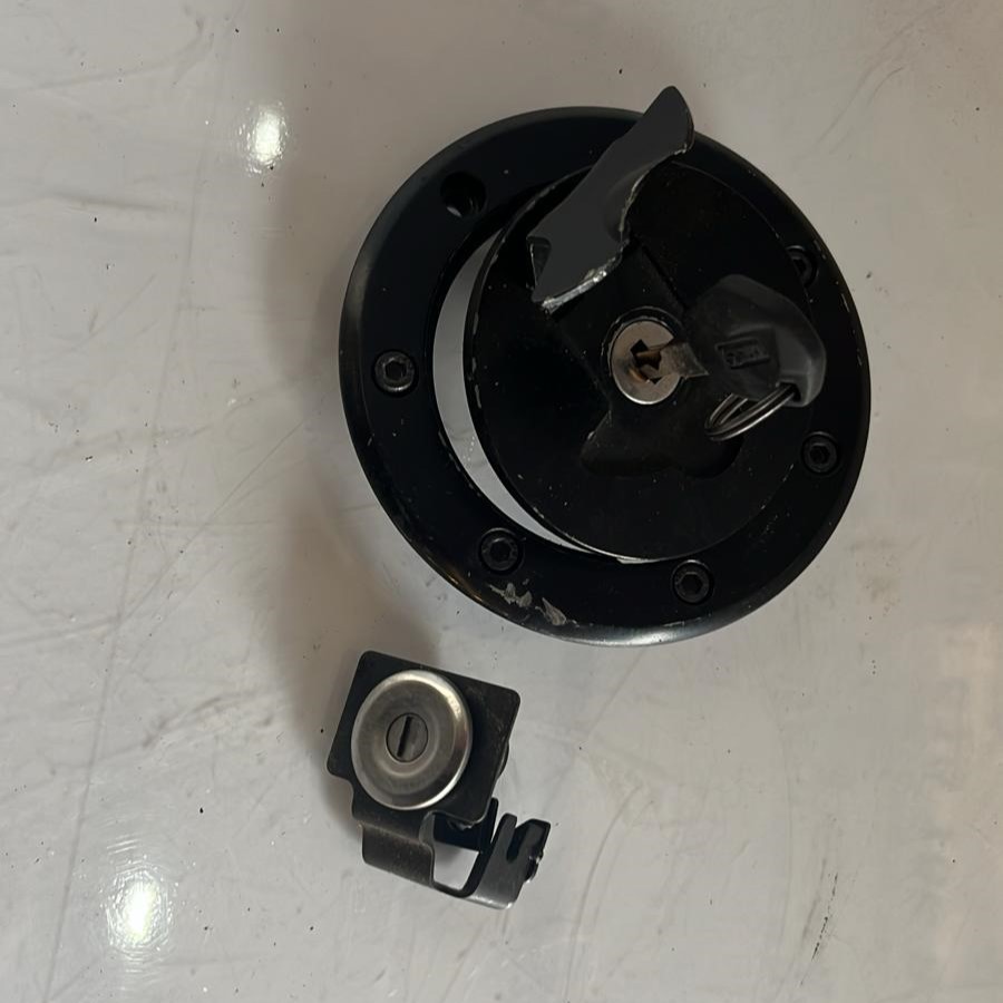 Tapón de depósito y cerradura de asiento KTM RC 125 2016