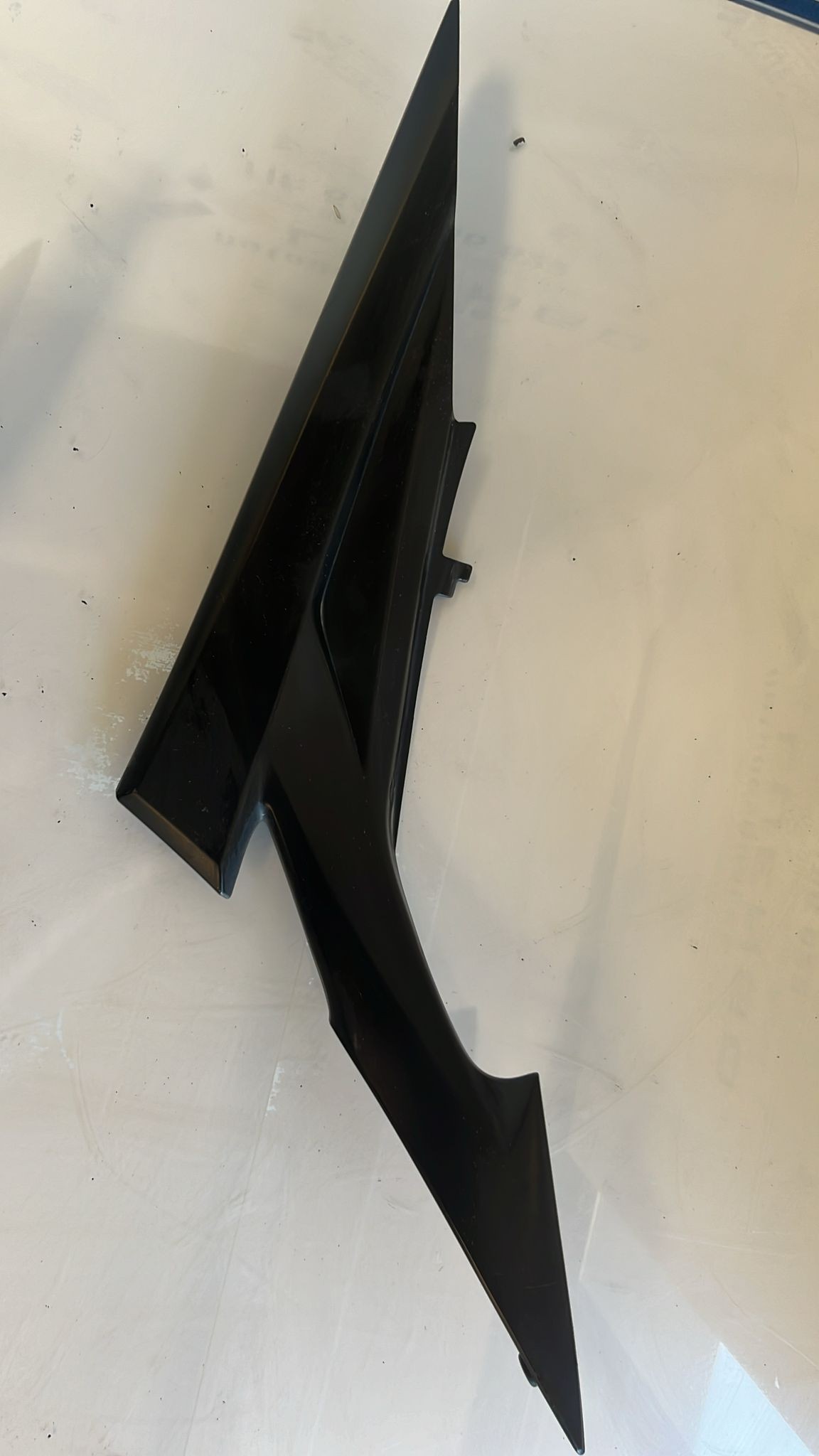 Lateral derecho bajo asiento Suzuki GSR 600 2007