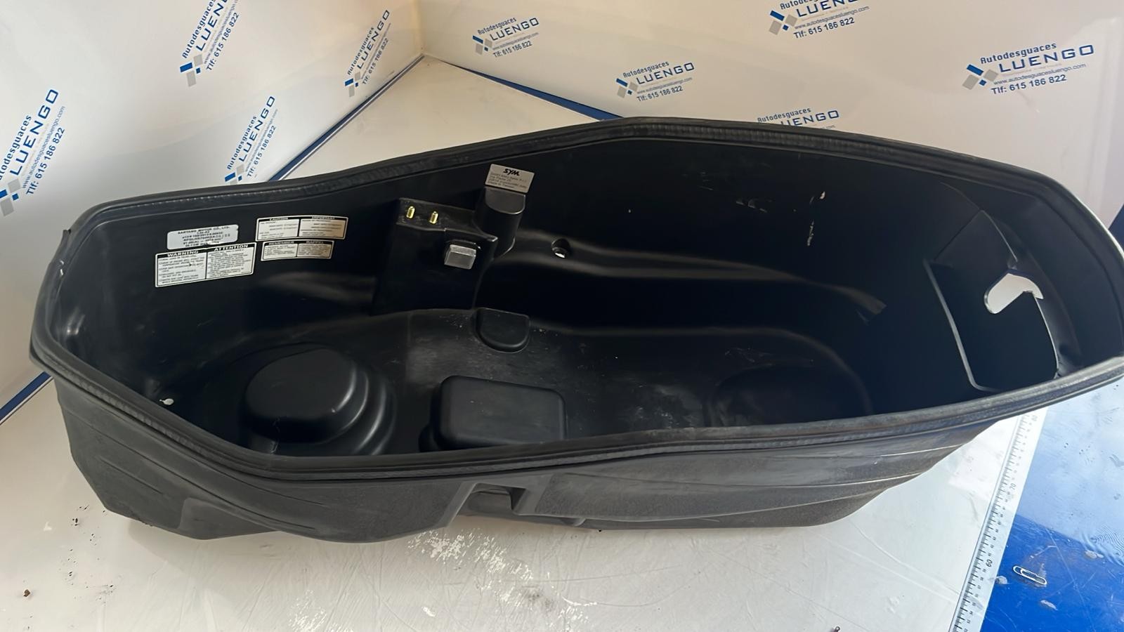 Baúl bajo asiento (pieza reparada) Sym Cruisym 300 2019