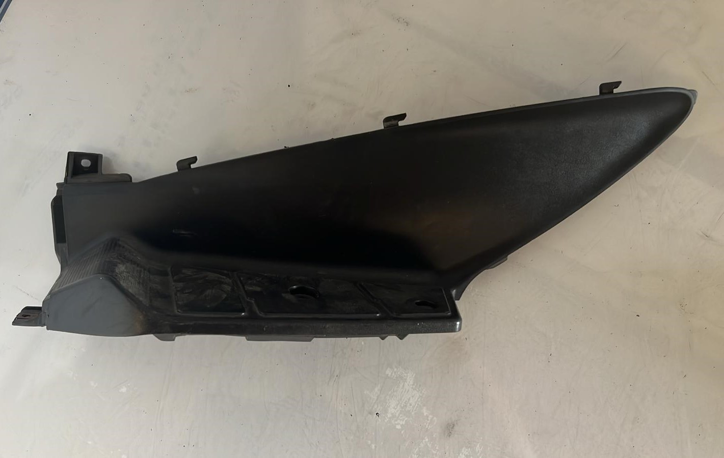 Tapa posapies de acompañante lado izquierdo Suzuki Burgman 125 2007
