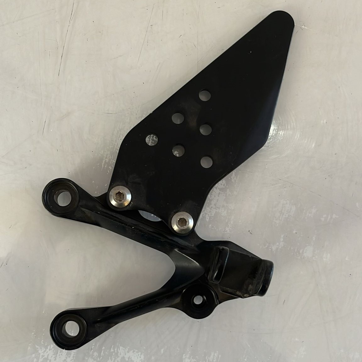 Soporte de estribera lado izquierdo Kawasaki ZX-6R 2007