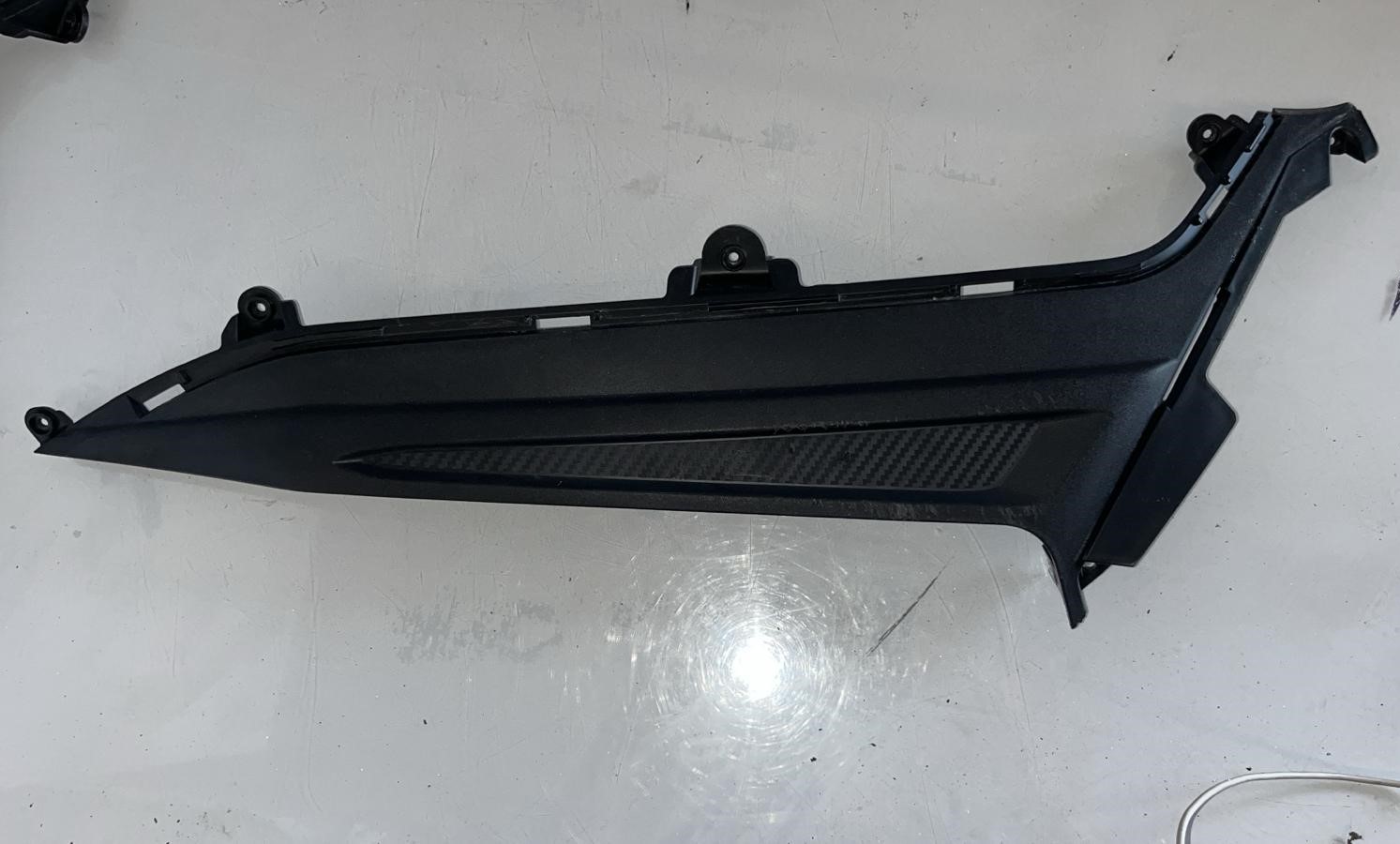 Bajo posapies lado derecho Kymco Xciting S 400 2021