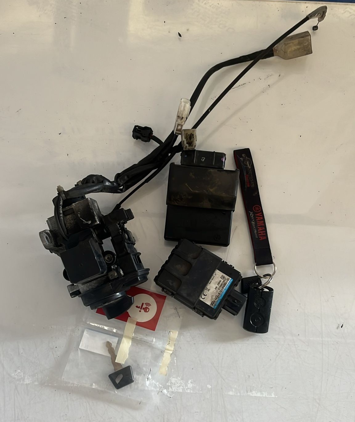 Conjunto de cerradura, centralita, inmovilizador y llaves con tarjeta código Yamaha Xmax 125 2019
