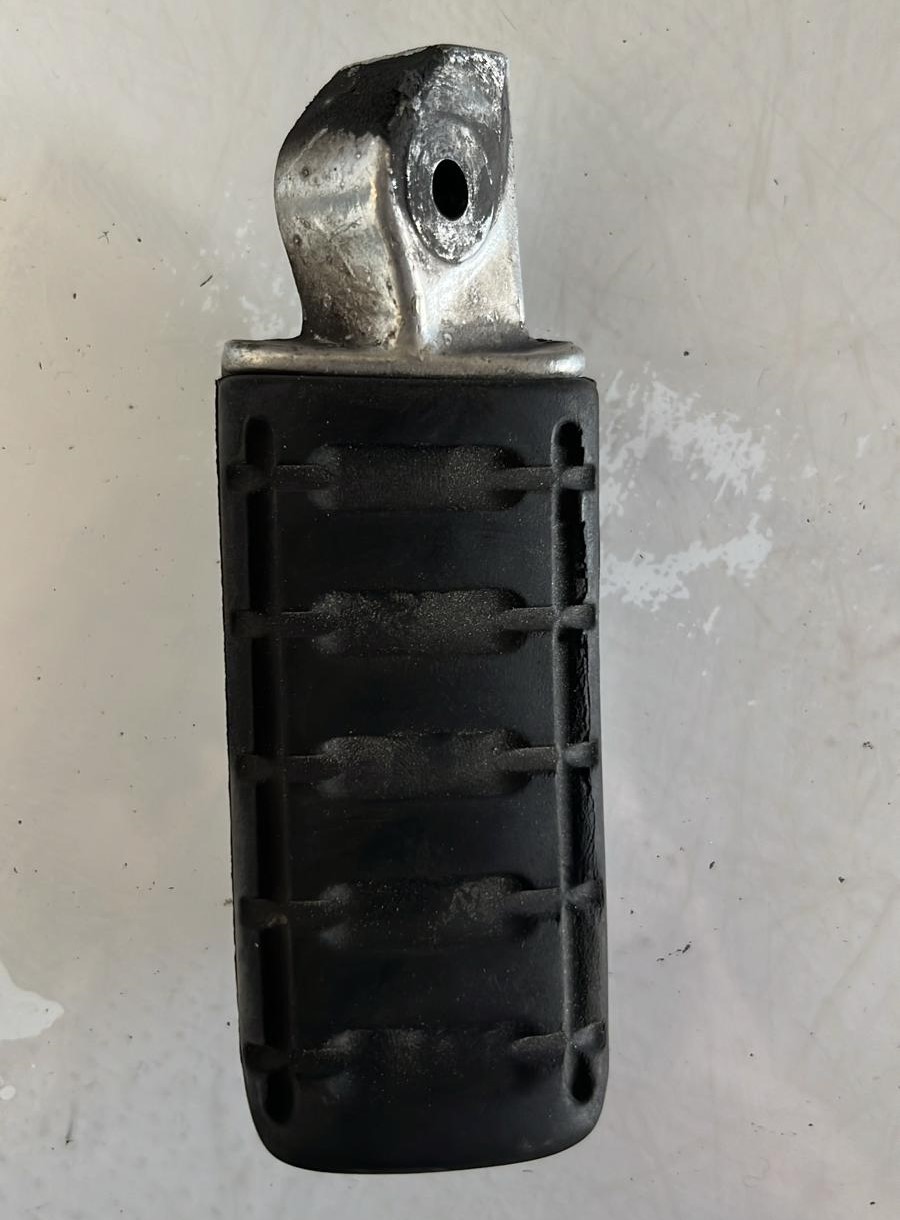 Estribera de pasajero derecha Honda Varadero XLV 1000 carburación 2001