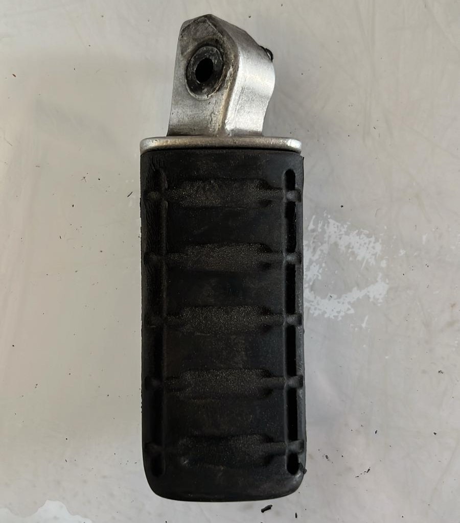 Estribera de pasajero izquierda Honda Varadero XLV 1000 carburación 2001