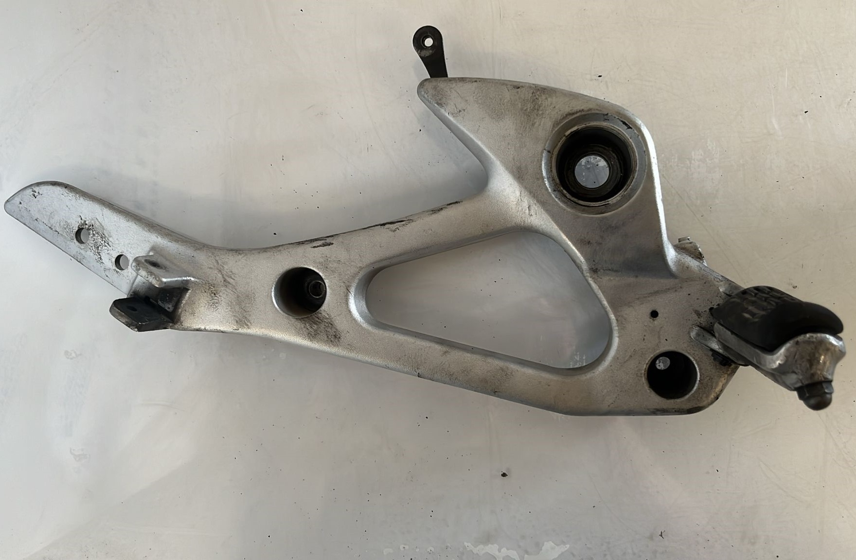 Soporte de estriberas lado derecho Honda Varadero XLV 1000 carburación 2001