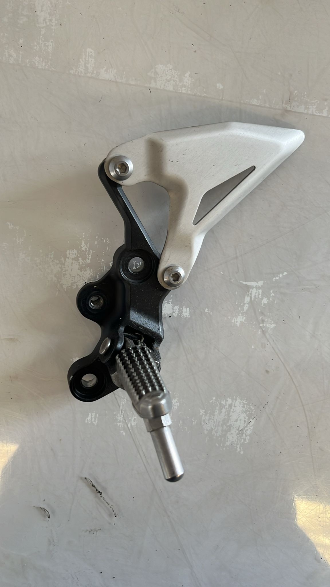 Estribera izquierda Kawasaki Z 400 2022