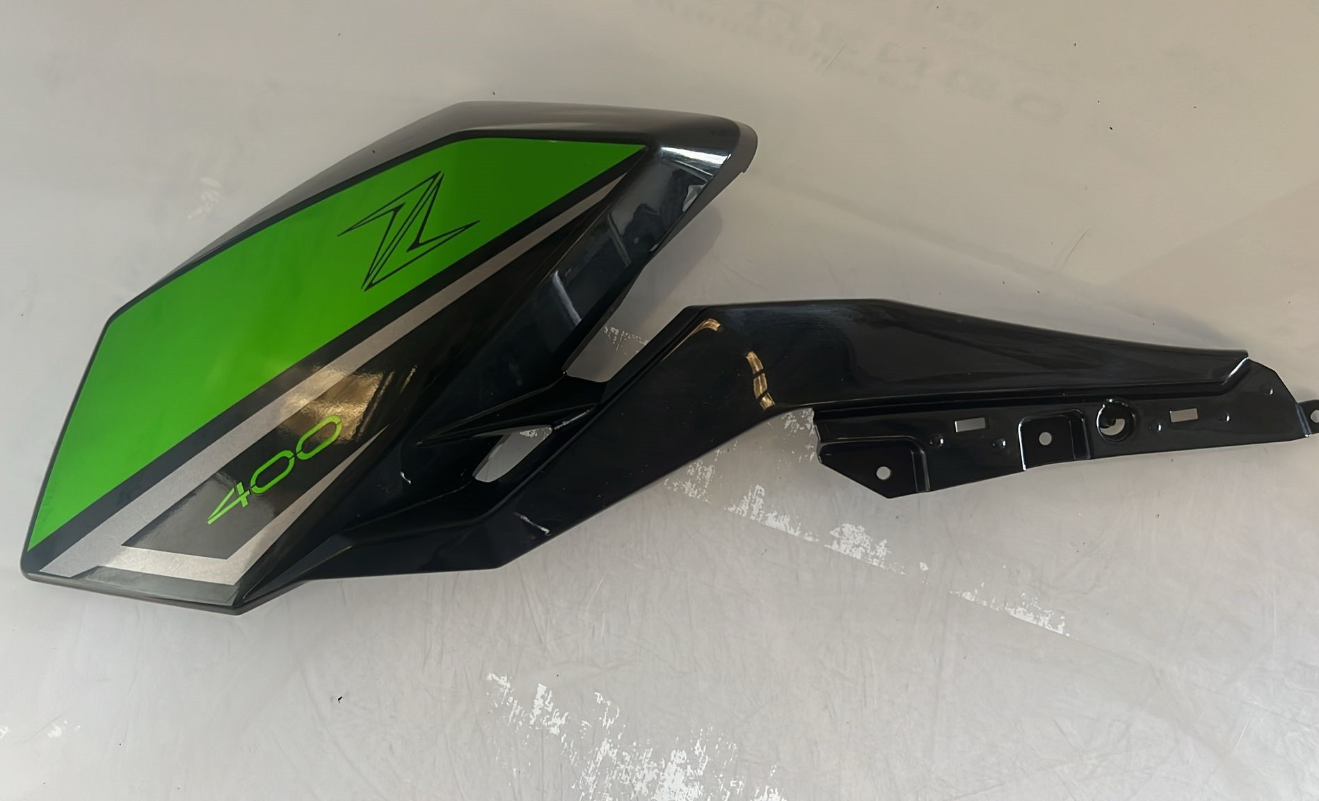 Frontal lado izquierdo Kawasaki Z 400 2022