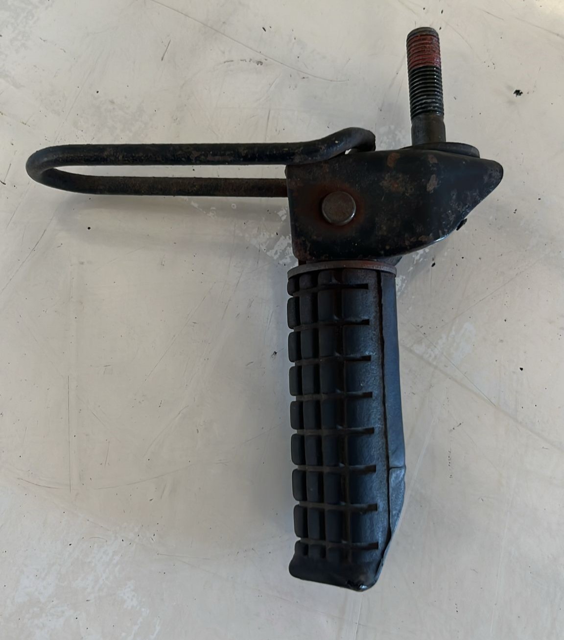 Estribera derecha de pasajero Honda CB 250 2001