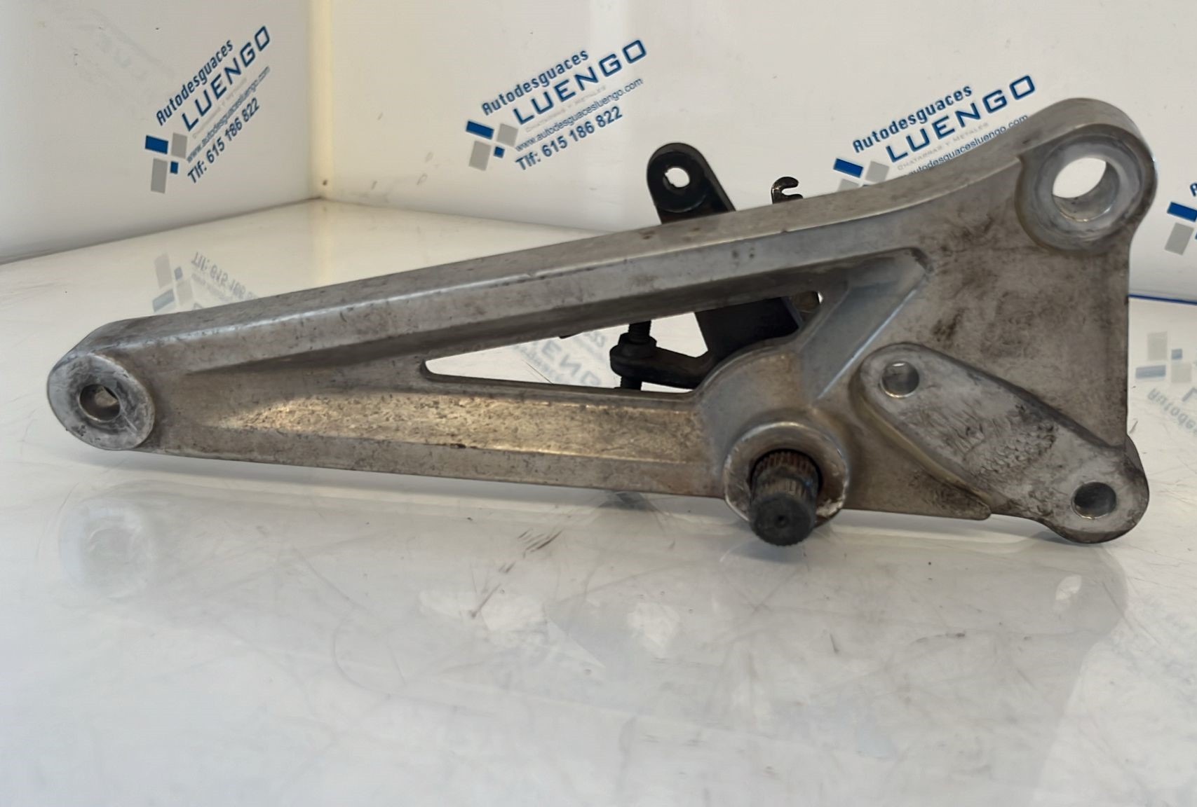 Soporte de estriberas lado derecho Honda CB 250 2001