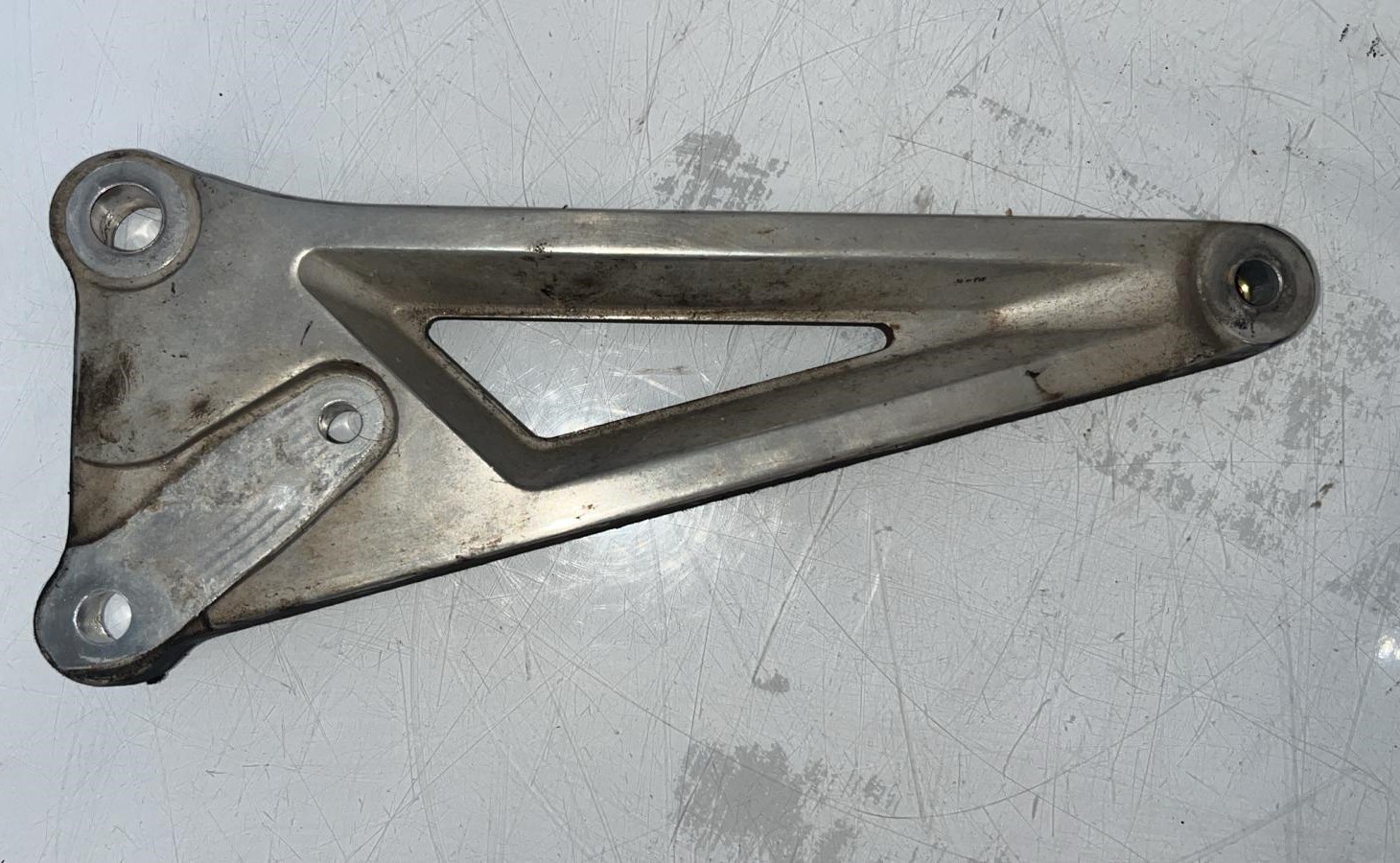 Soporte de estriberas lado izquierdo Honda CB 250 2001