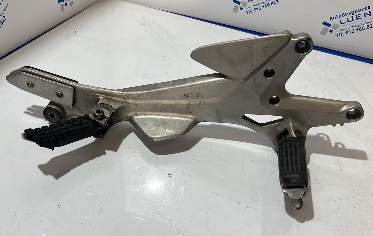 Soporte de estribera derecha Honda CBF 600 2007