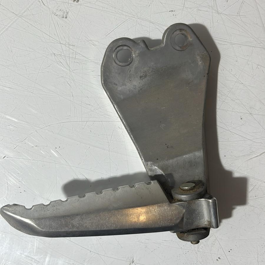 Estribera de pasajero lado derecho Yamaha Nmax 125 2023