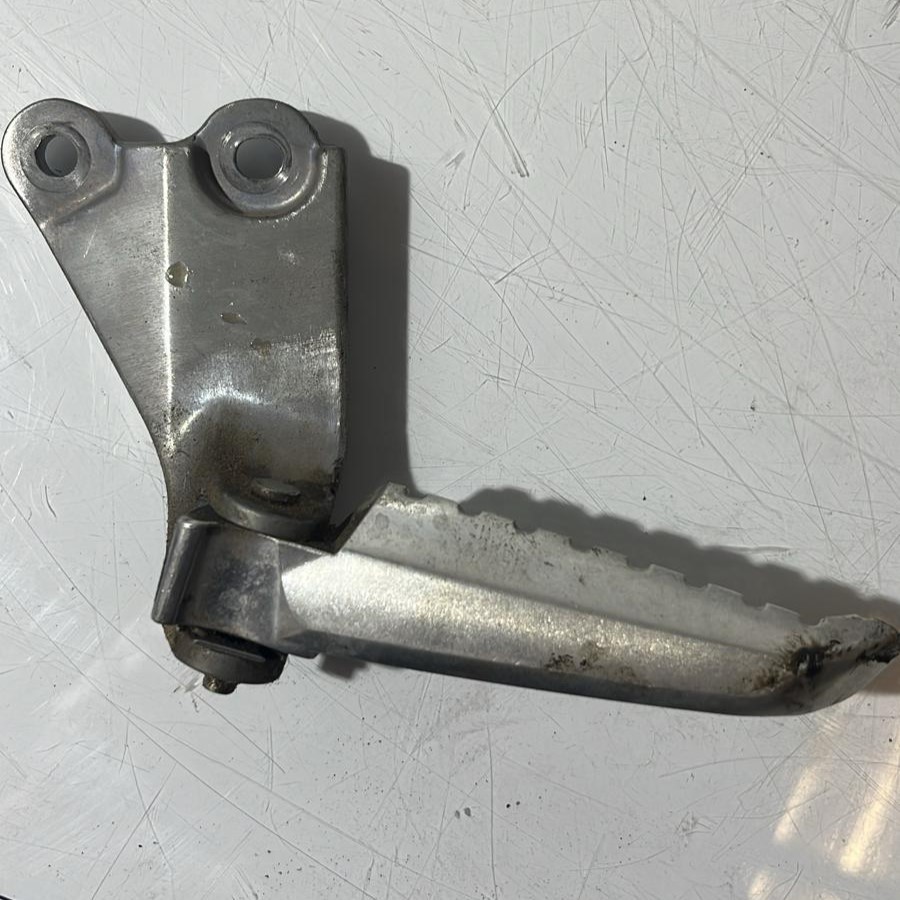 Estribera de pasajero lado izquierdo Yamaha Nmax 125 2023