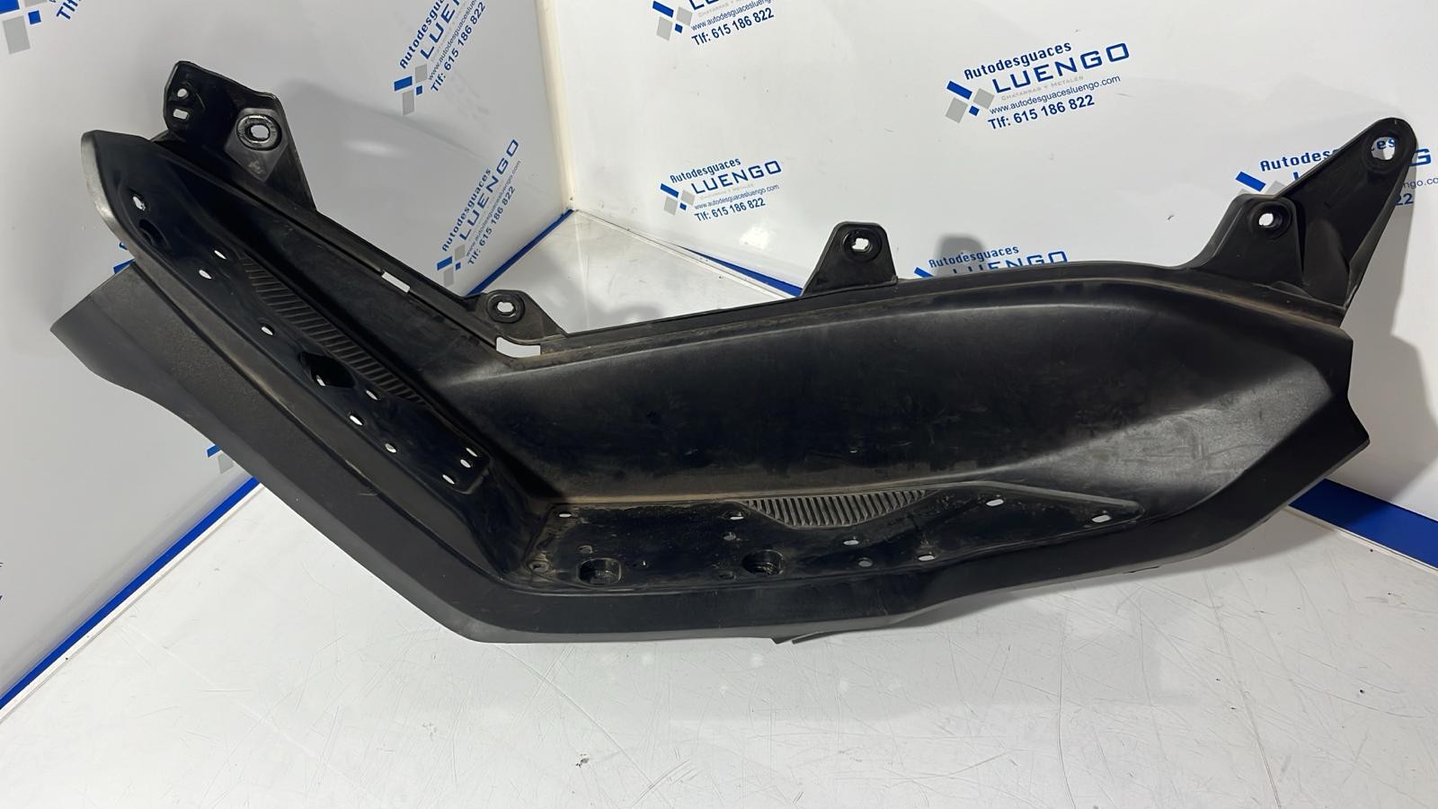 Suelo de lado izquierdo Yamaha Nmax 125 2023