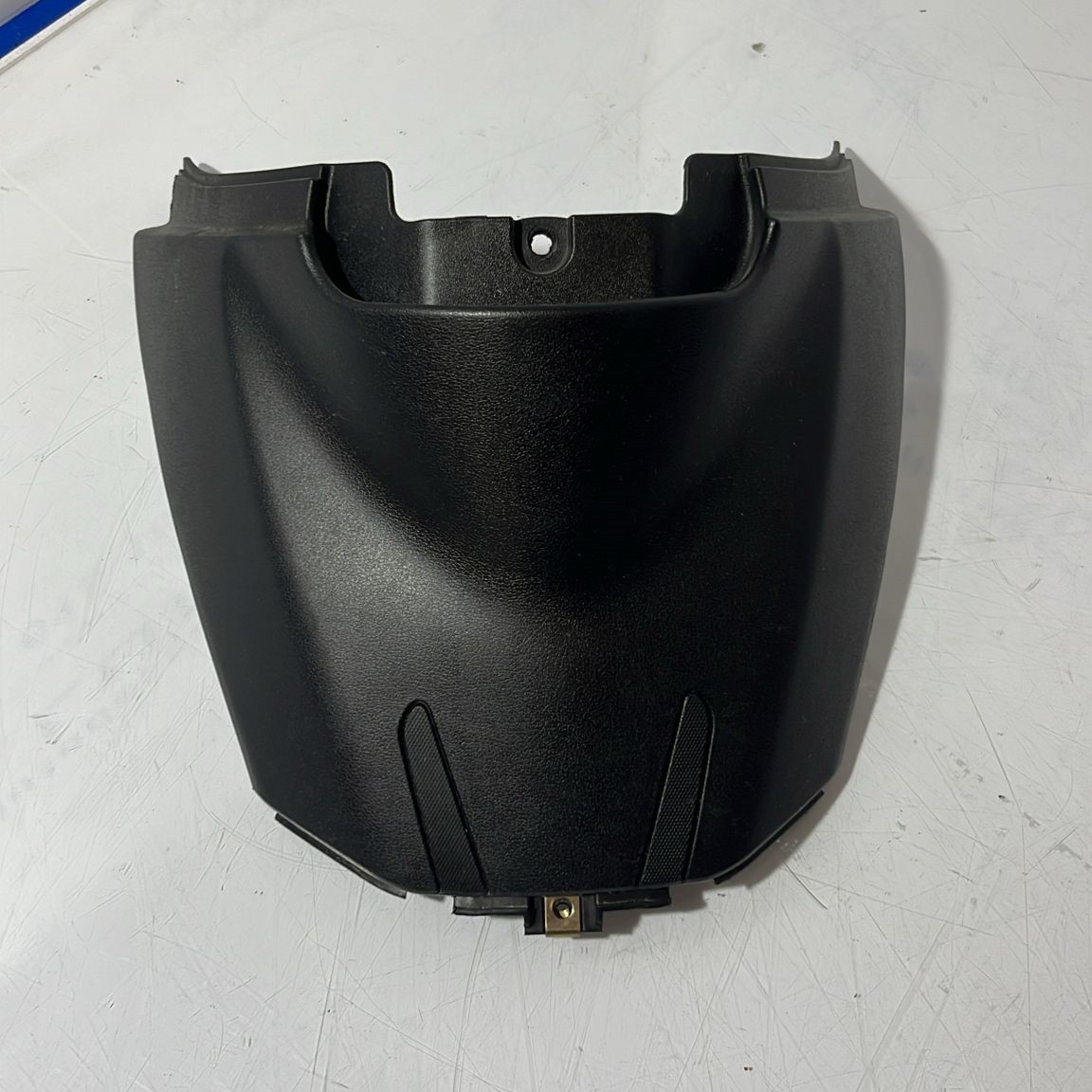Tapa bajo asiento Sym Symphony 125 2023