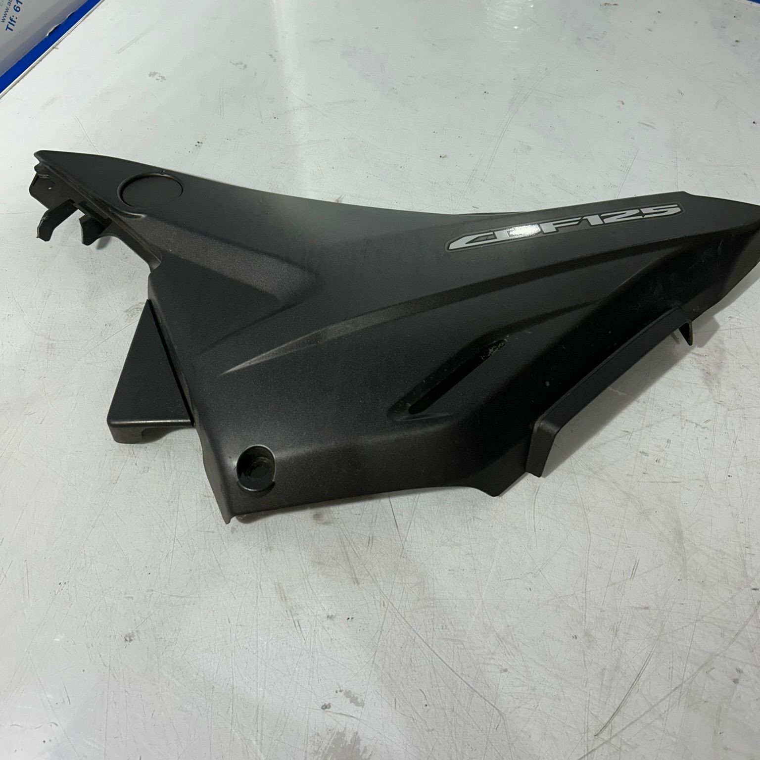 Tapa lateral izquierdo Honda CBF 125 2008