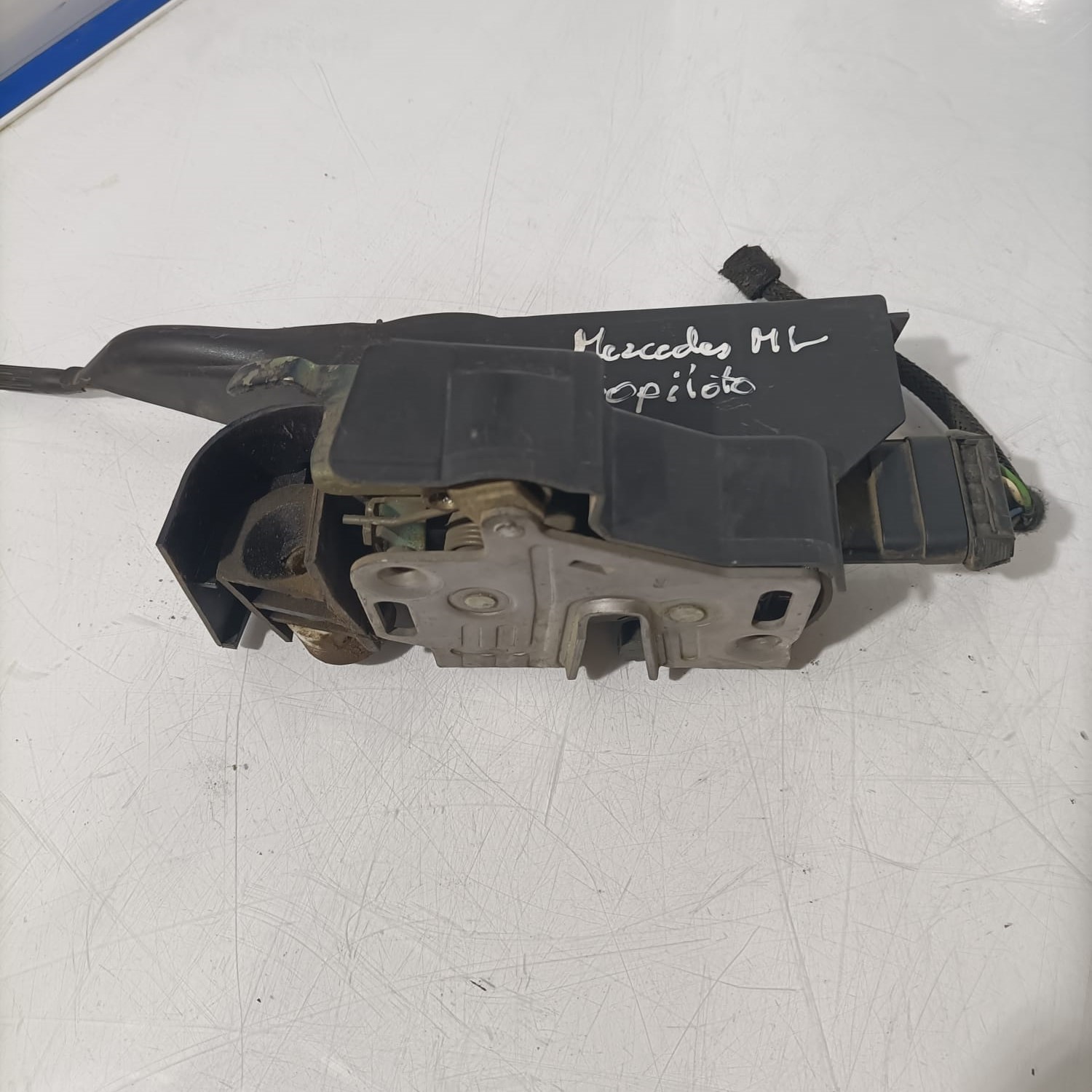 Cerradura de puerta delantera derecha Mercedes ML 270 2003