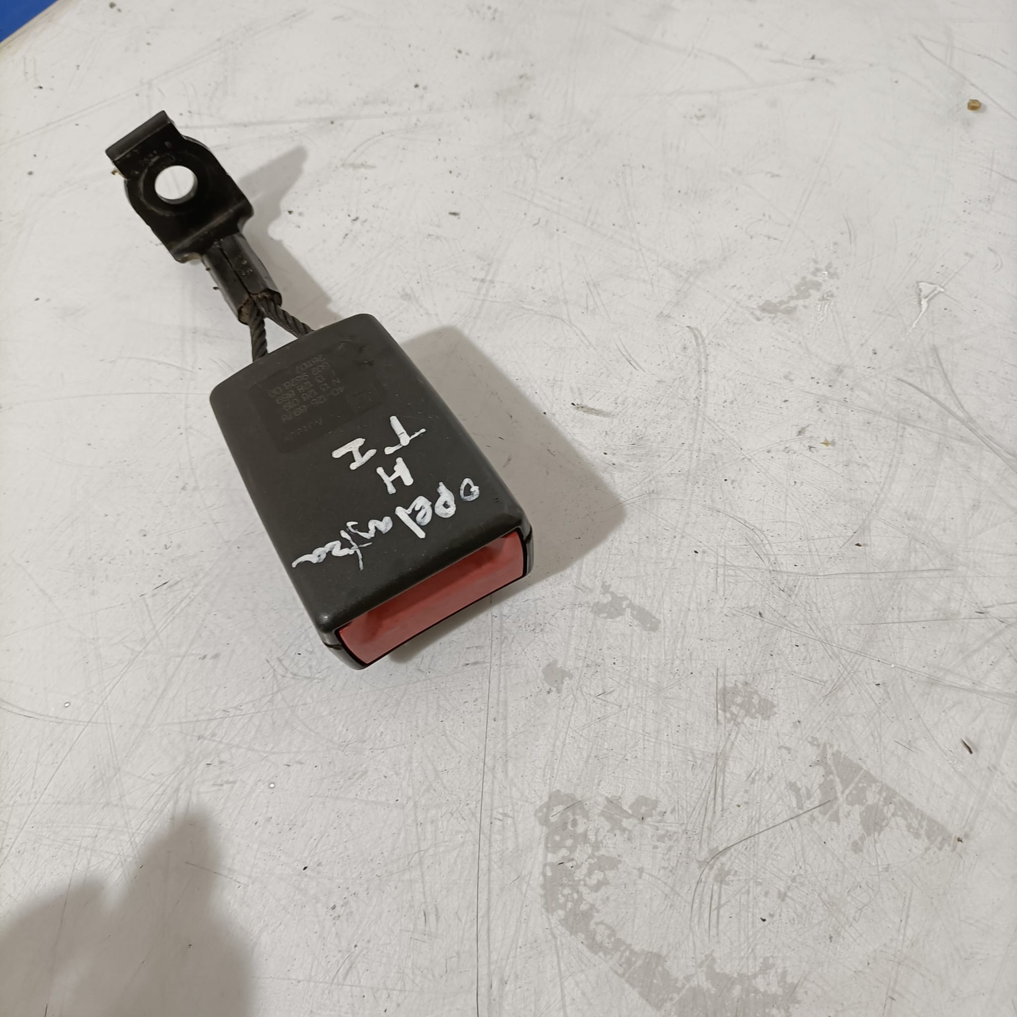 Enganche de cinturón trasero izquierdo Opel Astra H 2005