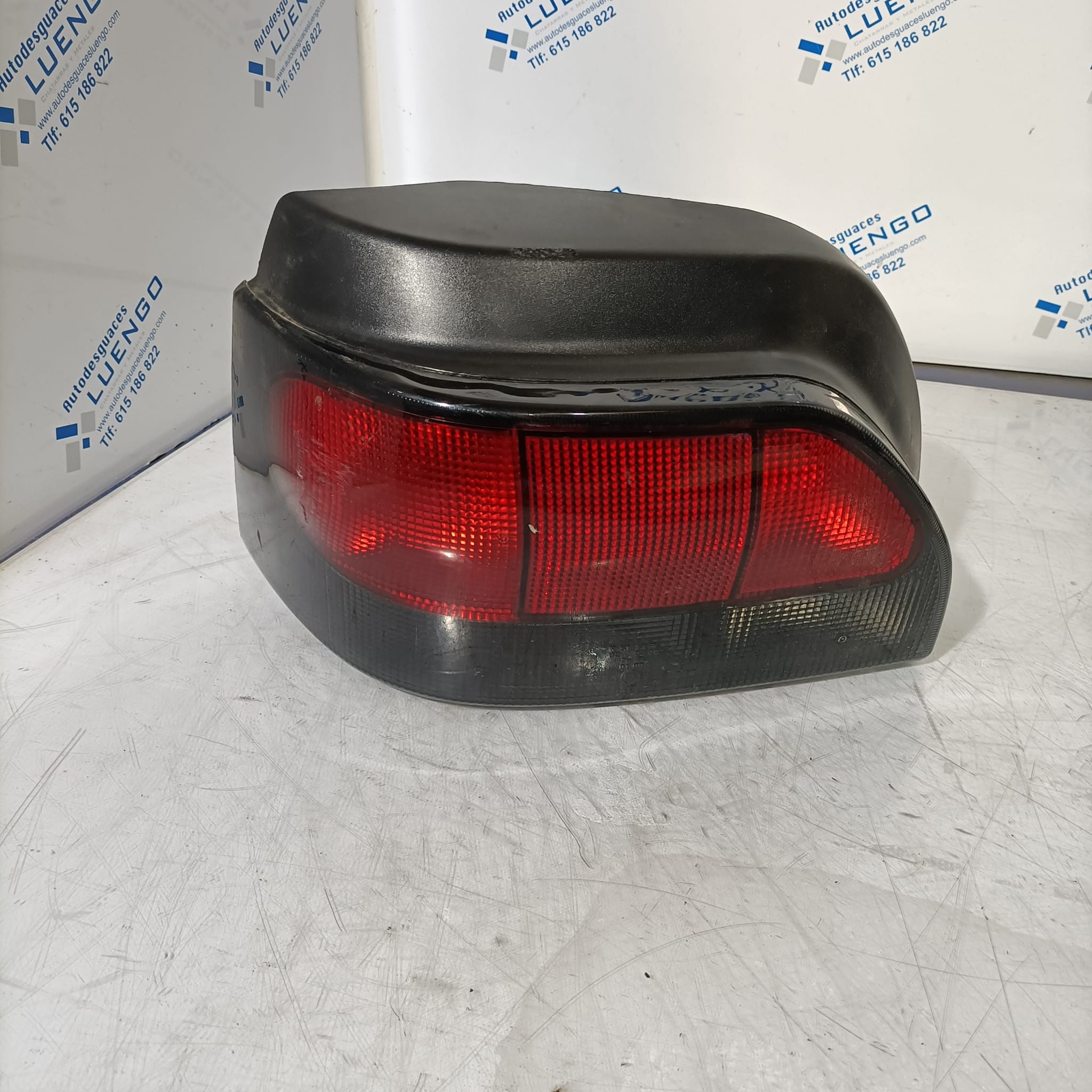 Piloto trasero izquierdo Renault Clio 1995