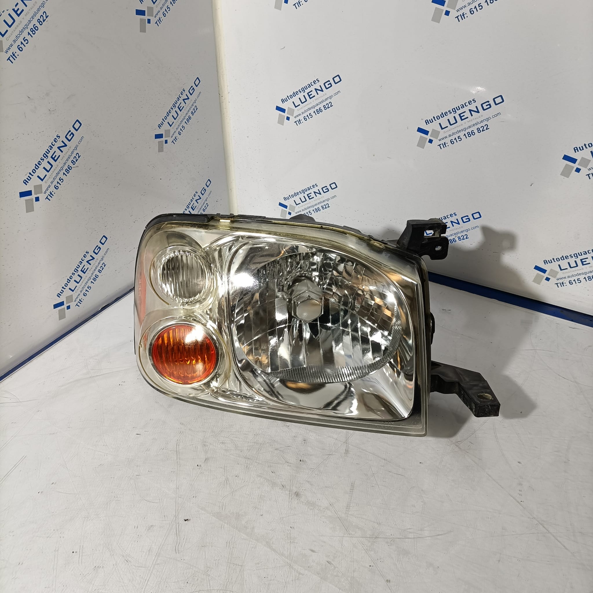 Faro delantero derecho Nissan Navarra 2.5 Di 2002