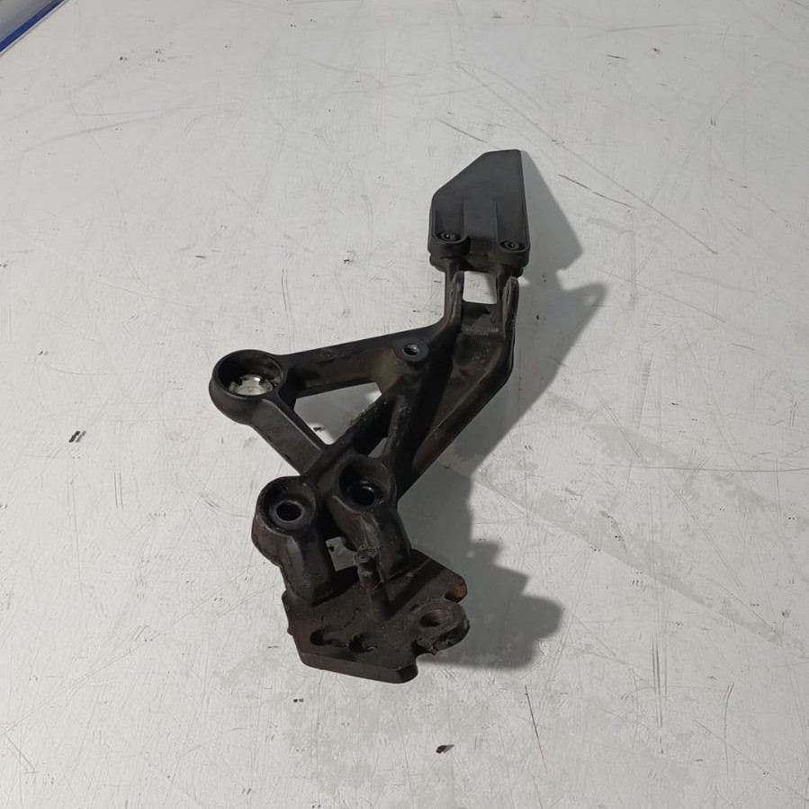 Soporte de estribera lado izquierdo KTM 390 Duke ABS 2018