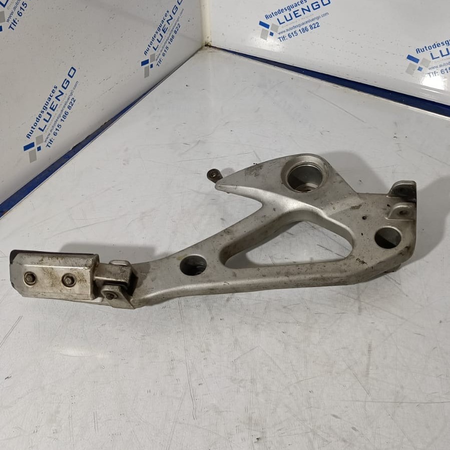 Soporte de estriberas lado derecho Honda Varadero XLV 1000 2005