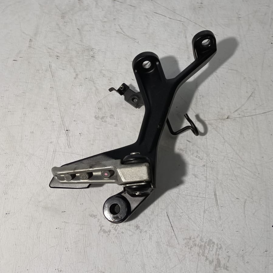 Estribera de pasajero lado derecho Kawasaki Ninja 500 2024