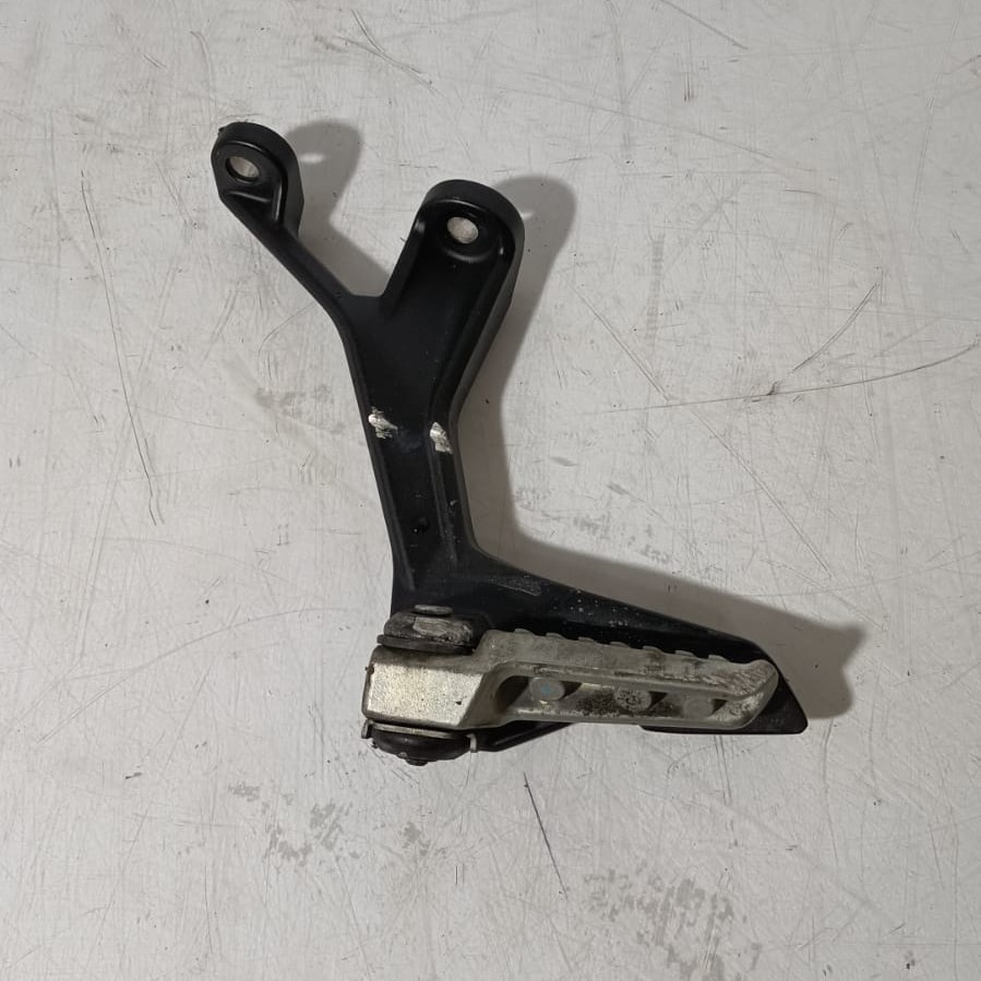 Estribera de pasajero lado izquierdo Kawasaki Ninja 500 2024