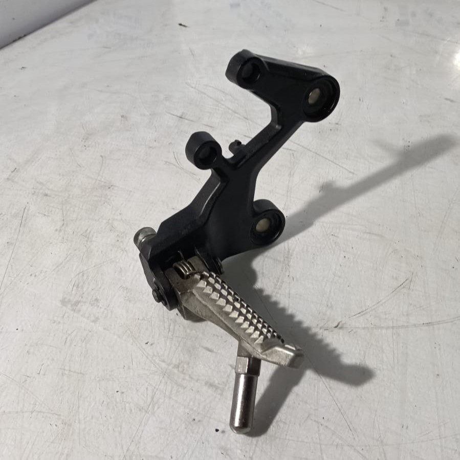 Estribera lado derecho Kawasaki Ninja 500 2024