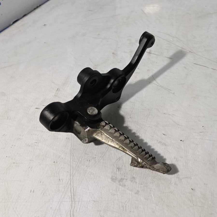 Estribera lado izquierdo Kawasaki Ninja 500 2024