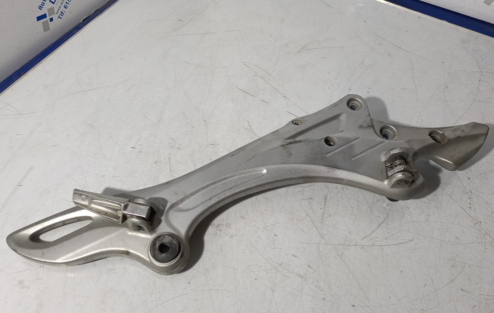 Soporte de estribera lado derecho Suzuki SV 650 Gladius 2009