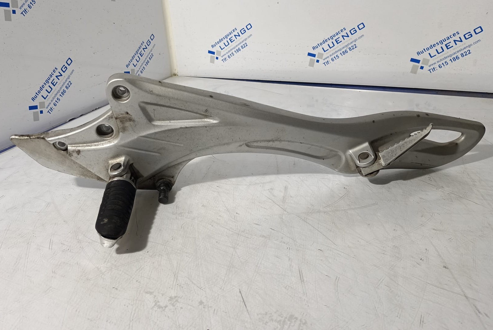 Soporte de estribera lado izquierdo Suzuki SV 650 Gladius 2009