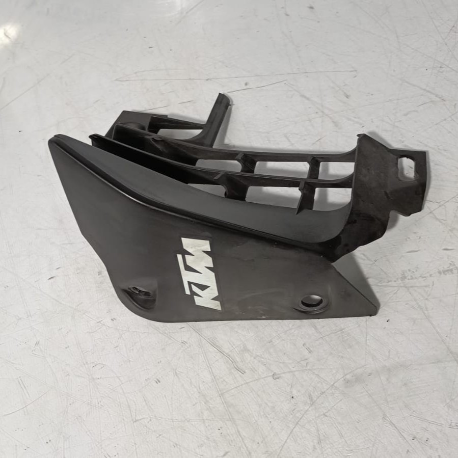 Cubre radiador lado derecho KTM 125 Duke 2020
