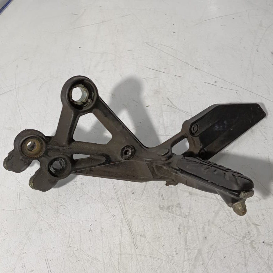 Estribera izquierda KTM 125 Duke 2020