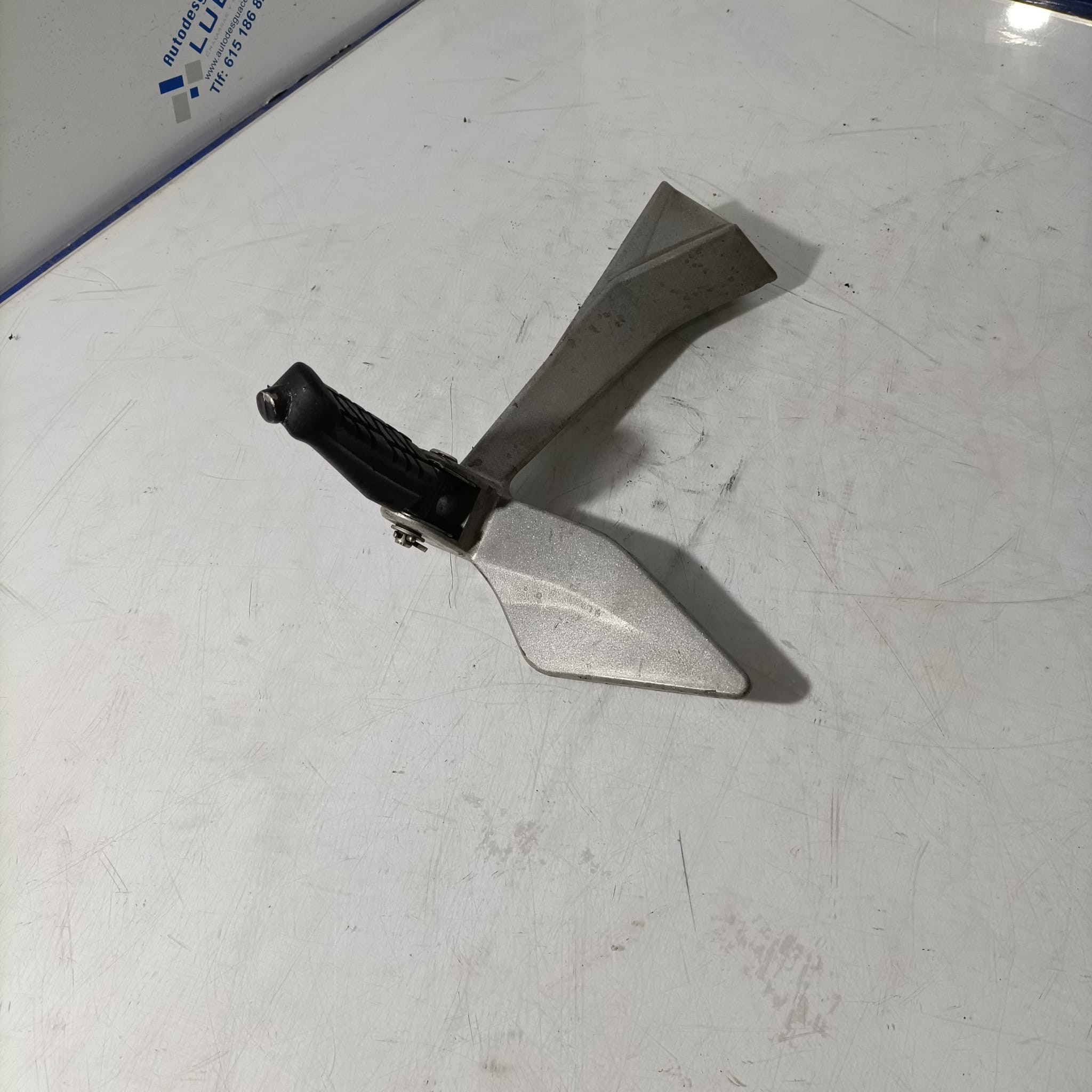 Estribera de pasajero lado izquierdo KTM 390 Duke 2014