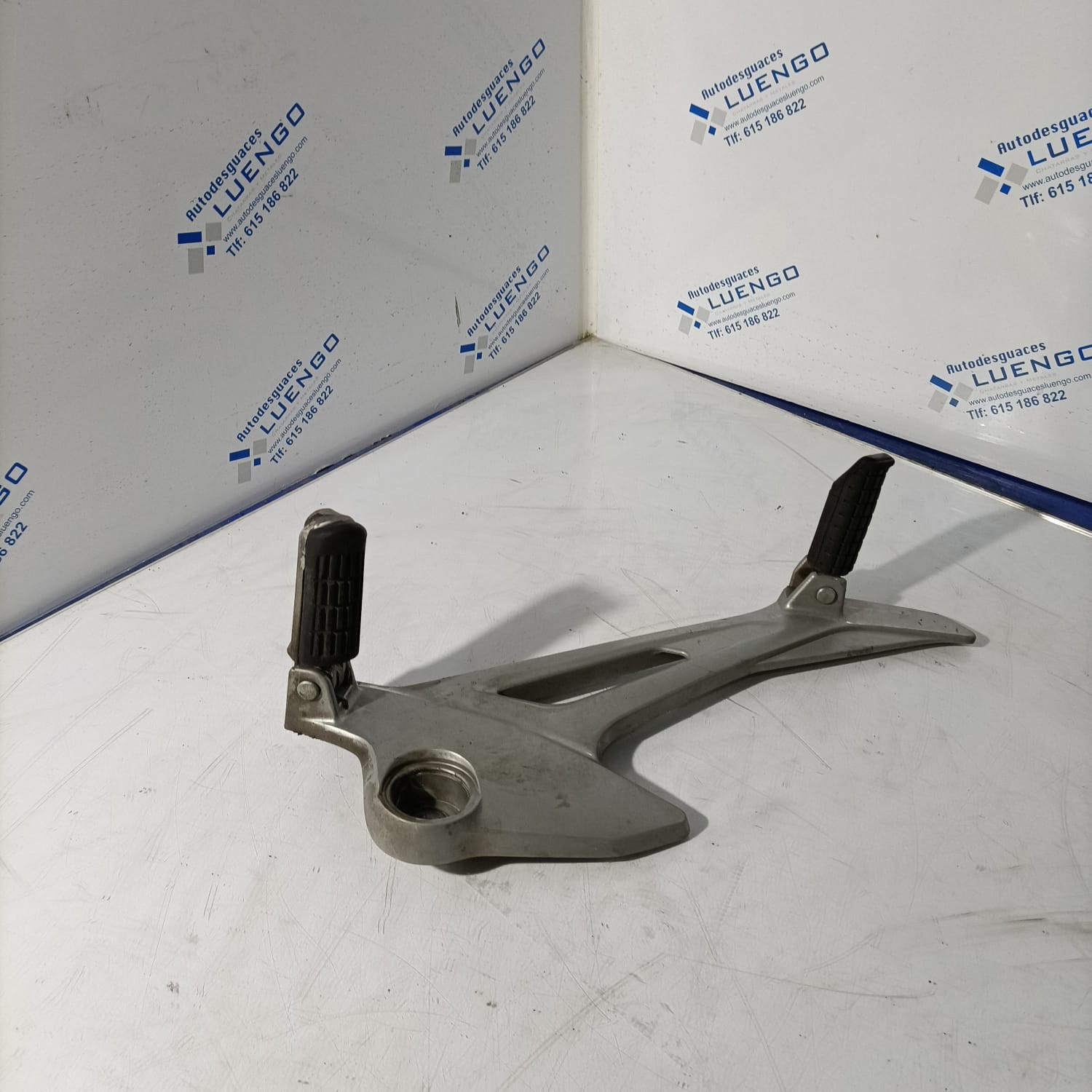 Soporte de estribera lado derecho Honda Varadero 125 2008