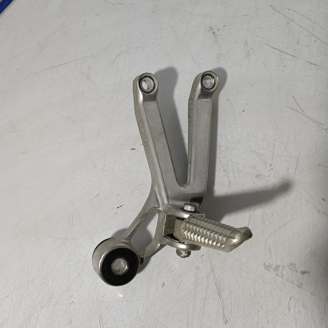 Estribera de pasajero lado derecho Yamaha R1 2002