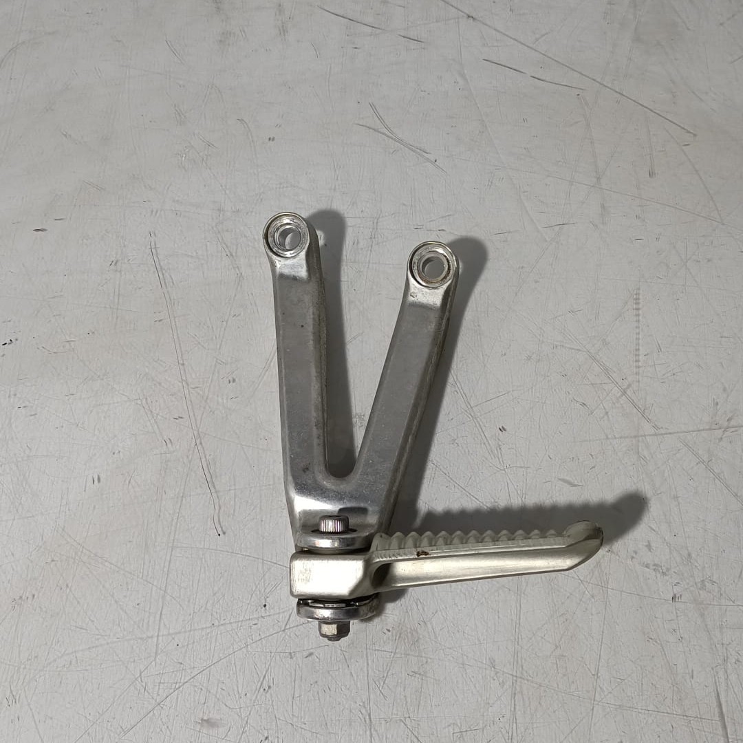 Estribera de pasajero lado izquierdo Yamaha R1 2002