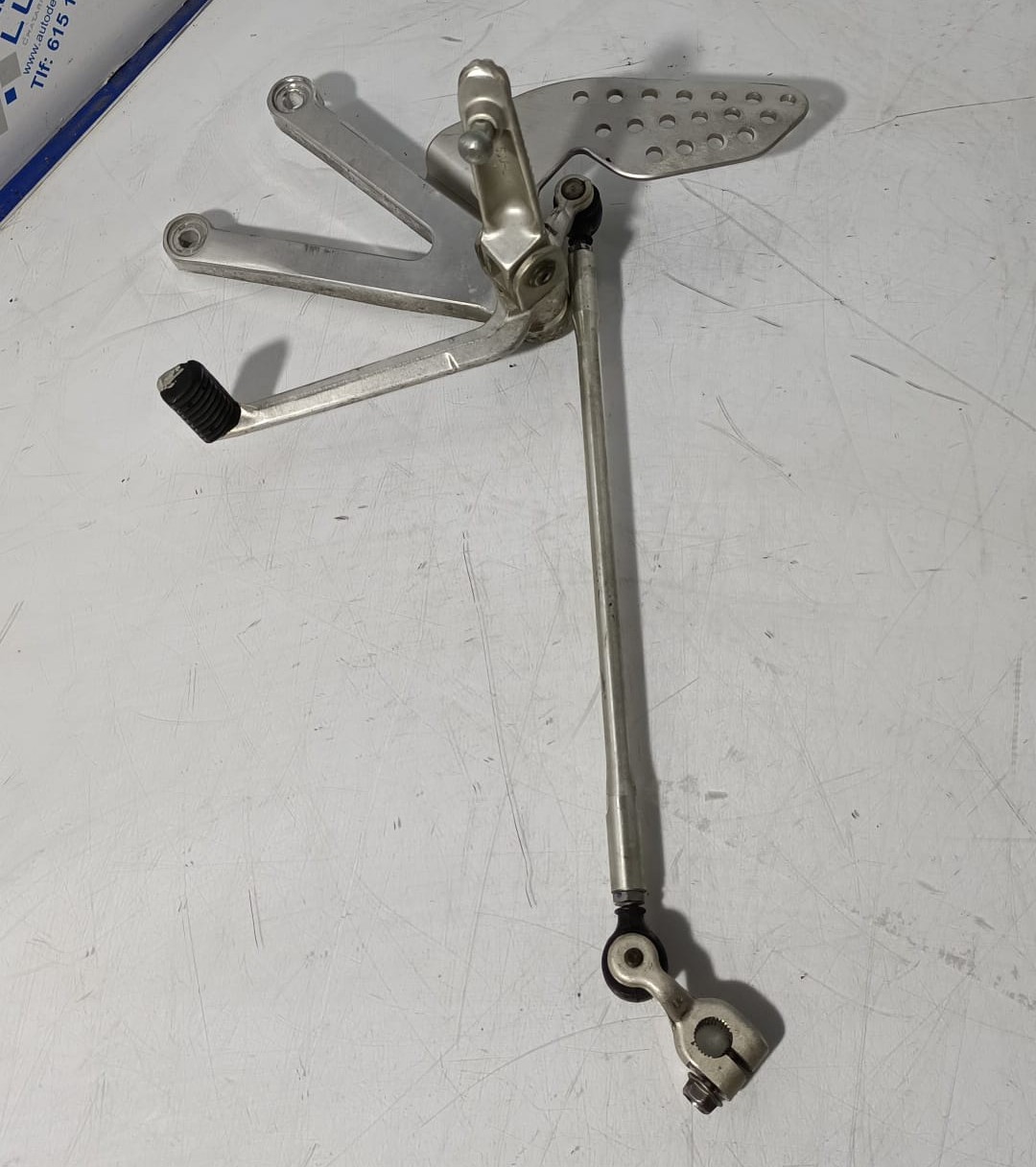 Estribera izquierda completa Yamaha R1 2002