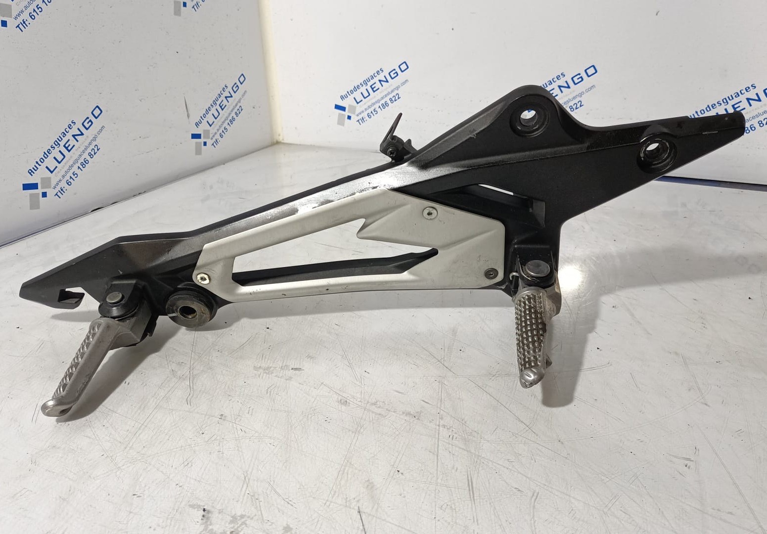 Soporte de estribera lado derecho Kawasaki Z800 2016