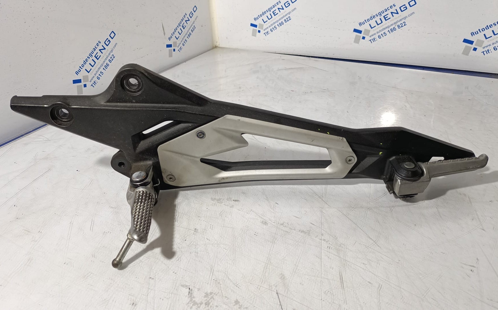 Soporte de estribera lado izquierdo Kawasaki Z800 2016