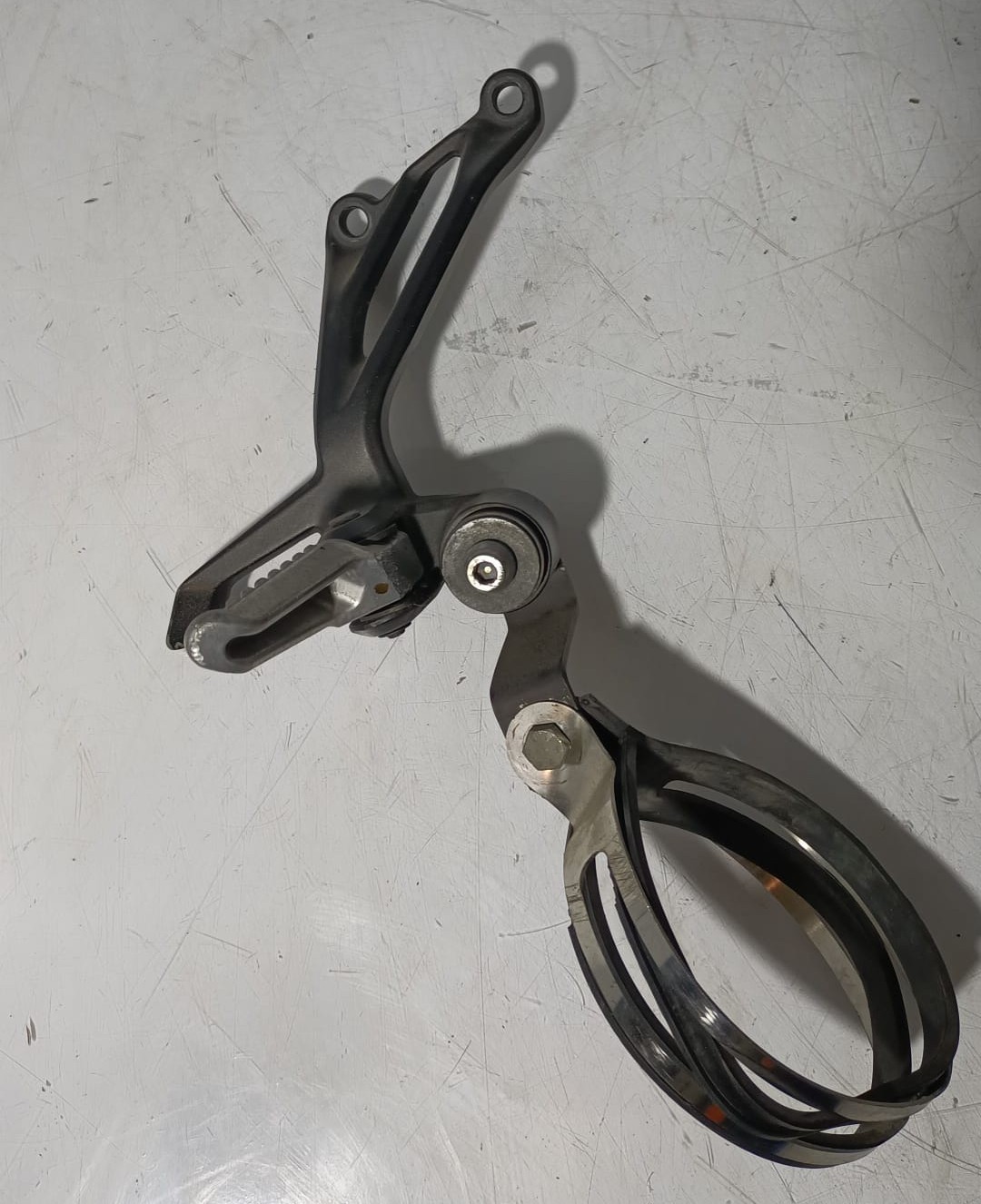 Estribera de pasajero lado derecho Kawasaki Z900 2020