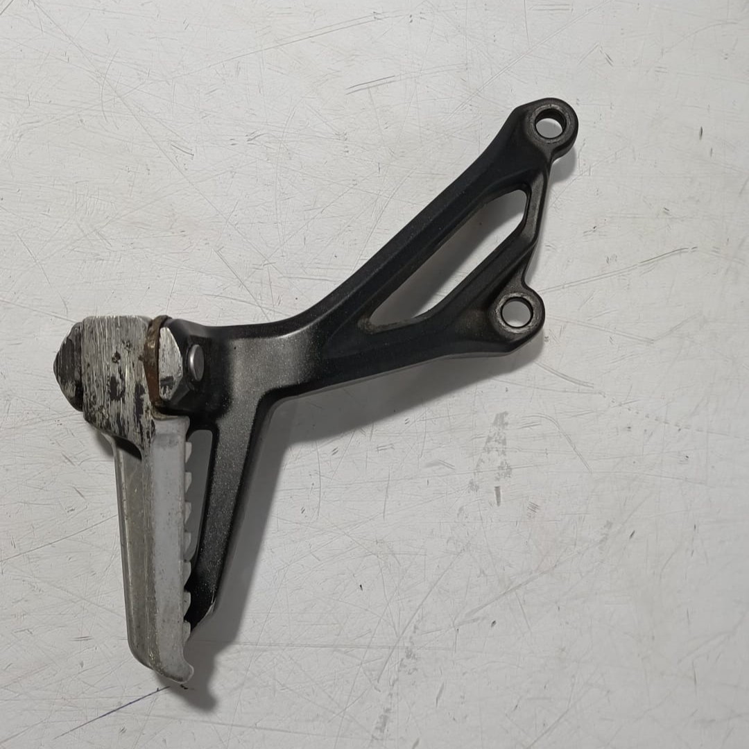 Estribera de pasajero lado izquierdo Kawasaki Z900 2020